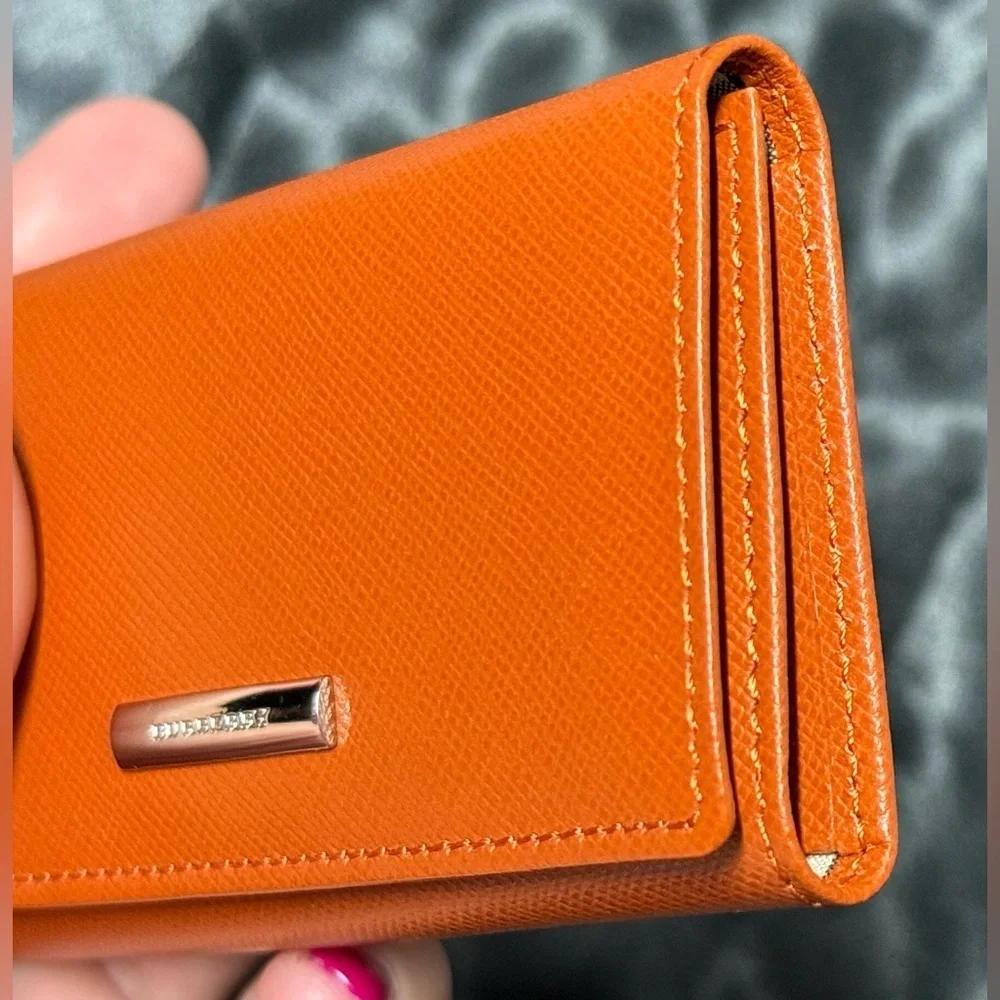 Burberry key holder, like new